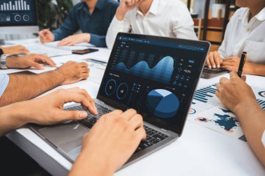 Analist ekibi, mali verileri analiz etmek için BI Fintech ekran dizüstünü kullanıyor. İş adamları BI yazılım teknolojisi torpido gücünün ticari pazarlama planlamasında kullanılacak gücü analiz ediyor. Tedbirli