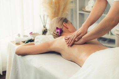 Kafkasyalı kadın müşteri stres önleyici spa masajının keyfini çıkarıyor ve lüks otel ya da oteldeki gündüz açık ortam güzellik salonunda güzellik teniyle eğleniyor. Sessiz.