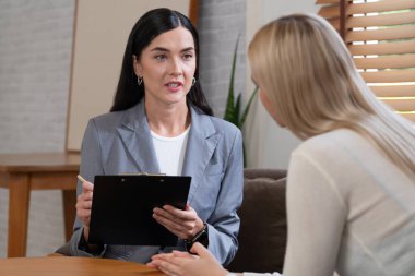 Psikolojik akıl sağlığı danışmanlığı ya da terapi seansındaki genç ve profesyonel bir hastadan akıl hastalığı teşhisi koyarken yardım istemek. Zihinsel tedavi seansı. Blithe