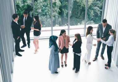 Birçok iş adamı şehirdeki iş konferansı için modern ofis binasında toplanıyor. İş adamları ve iş kadınları iletişimi ve insan kaynakları kavramı. uds