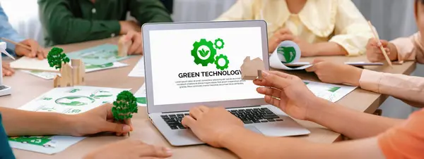 Logo Zielonej Technologii Wyświetlane Zielonym Laptopie Biznesowym Podczas Gdy Zespół — Zdjęcie stockowe