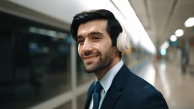 Akıllı bir iş adamı tren istasyonunda kulaklık takarken telefon eder. Profesyonel yönetici, tren ya da metro beklerken pazarlama stratejisi hakkında meslektaşıyla konuşuyor. Sevinçli..