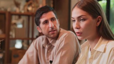 Baharda Cafe Garden 'da dizüstü bilgisayarda çalışan genç bir çift kahve dükkanındaki dinginlik ortamının tadını çıkarıyor. Uzaktan çalışan ya da blog yazan dijital göçebe ya da üniversite öğrencisi. Yararlı