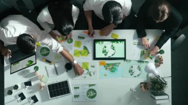 Yönetici yöneticisinin üst görünümü toplantılarda tablet temiz enerji gösterir. İş adamlarının sürdürülebilir çevre yatırımlarını planlamak ve yatırım yapmak için birlikte çalıştıklarına dair havadan bir bakış açısı. Hizalama.