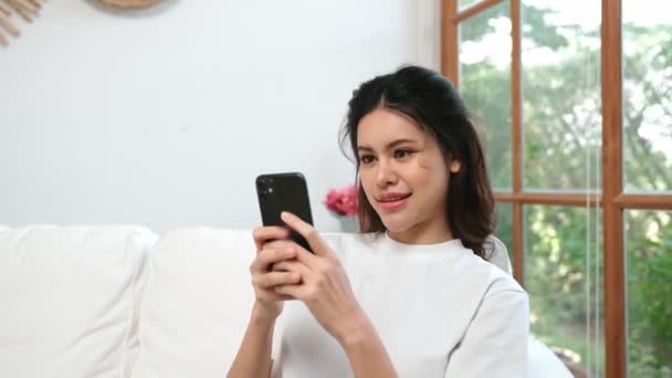 Jonge Vrouw Met Behulp Van Smartphone Browsen Voor Online Winkelen — Stockvideo