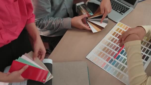 Mão Closeup Arquiteto Designer Interiores Apresentando Material Têxtil Cor Paleta — Vídeo de Stock