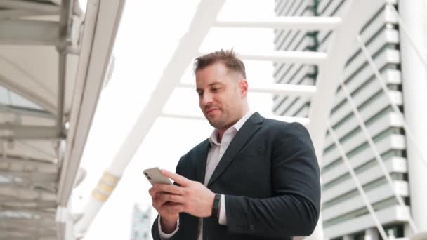 Homem Negócios Caucasiano Verificando Telefone Celular Procurando Relatório Vendas Equipe — Vídeo de Stock