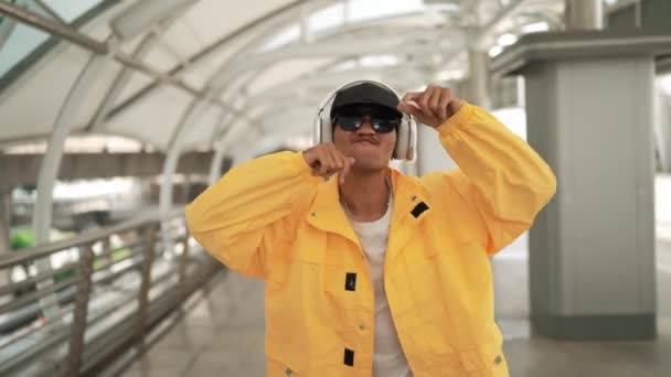 Hip Hop Müziğine Sallamaya Giden Asyalı Hipster Yakın Çekimi Profesyonel — Stok video