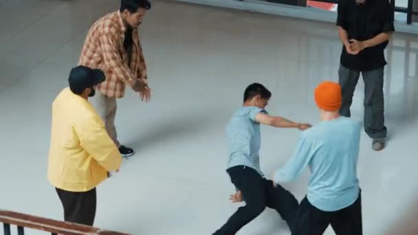 Von Oben Betrachtet Führen Erfahrene Hipster Breakdance Auf Umgeben Von — Stockvideo