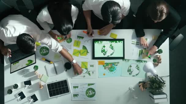高层管理人员在会上举行平板电脑展示清洁能源 从空中看商界人士共同努力规划和投资于可持续的环境投资 补充资金 — 图库视频影像