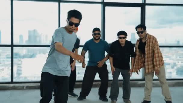 Профессиональные Хипстеры Делают Шаг Танцуют Вместе Разнообразными Мультикультурными Друзьями Которые — стоковое видео