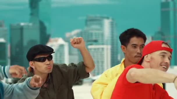 Változatos Hipszter Elegáns Színes Ruhát Visel Miközben Együtt Táncolnak Tetőn — Stock videók