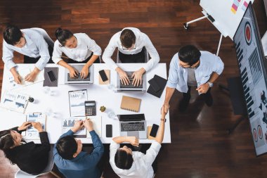 Üst düzey analist ekibi toplantı odasındaki mali verileri analiz etmek için BI Fintech 'i kullanıyor. İş anlayışı ve stratejik pazarlama planlaması için kağıt üzerinde analitik BI gösterge paneli. Tedbirli