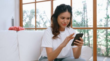 Genç bir kadın internet üzerinden alışveriş yapmak için internet üzerinden internet üzerinden internet üzerinden alışveriş yapıyor. Modern ve konforlu çevrimiçi alımlar güvenli ve uygun alışverişleri sağlar.