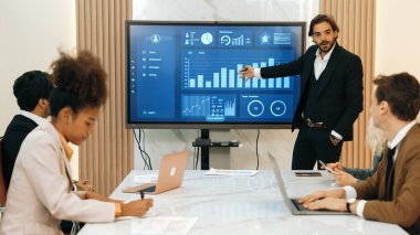 Ofisteki sunum ya da analist ekibiyle süs toplantı odasında mali verileri analiz etmek için BI Fintech 'i kullanın. İş adamları stratejik planlama için TV ekranında BI gösterge panelini analiz ediyor