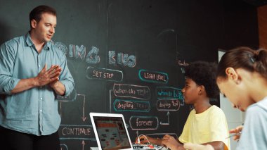 Afrikalı akademik öğrenci robot tamir ederken ya da araba modeli yapısını öğrenirken zeki beyaz kız programlama sistemi. Mühendislik eğitimi alan yetenekli, mutlu bir genç. Yaratıcı eğitim. Öğretim.