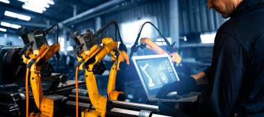 XAI Smart Endüstri 4.0 veya 4. endüstriyel devrimin otomasyon üretim sürecini ve IOT yazılımını gösteren dijital fabrika üretim teknolojisi için robot kolları.
