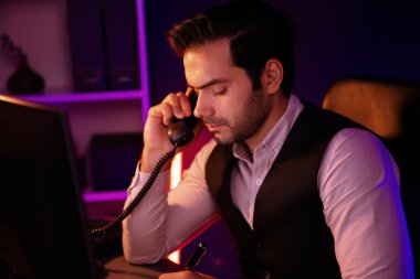 Akıllı iş adamı, telefon masasındaki ortağını ya da yatırımcıyı arıyor, hedef pazar veritabanı üzerinde tartışıyor, satış kanalı disiplinlerini analiz etmek için Neon Dark Light Room 'daki ürün servisini inceliyor. Tahmin et..