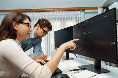 Takım becerisi geliştiricileri programı en yeni kodlama yaratıcı web sitesi planlama yazılım projesini iki bilgisayar ekranında düşünerek, ofiste tam yığın veri analizi ile karşılaştırıldığında. Varsayım.