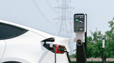 Elektrik aracı ya da EV araba şarj bataryası elektrik şebekesine bağlı elektrik santrali elektrik endüstrisi çevre dostu araç kullanımı için. Yararlı