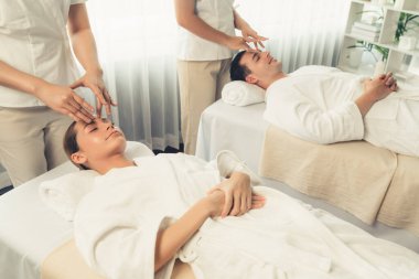 Kafkasyalı çift stres önleyici kafa masajının keyfini çıkarıyor ve lüks otellerde ya da otel spa salonlarında gündüz kaplıcalarında yüz güzelliği eğlencelerini şımartıyor. Sessiz.