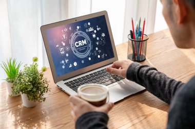 CRM işletme ve işletme için modern bilgisayarda müşteri ilişkileri yönetim sistemi