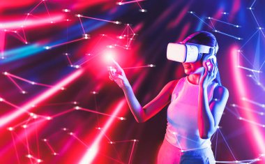 Meta-meta 'da siber punk stilinde ayakta duran zeki kadın metaevrene bağlı VR kulaklık takıyor, gelecekteki siber uzay teknolojisi kullanıyor, kadın sanal gerçekliğe dokunan bir nesne kullanıyor. Halüsinasyon.