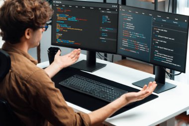 IT geliştiricisi, yazılım güncellenmiş yazılım sürümü kavramını yaratarak, kodlama uygulama ekranları üzerinde modern ev ofisteki pc monitörlerinde çevrimiçi yazılım geliştirme üzerinde çalışıyor. Toplayıcı.
