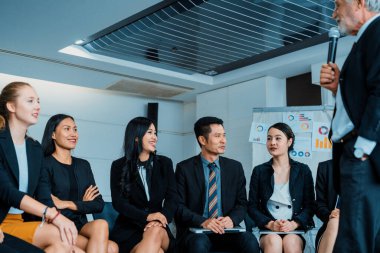 Kıdemli lider eğitim atölyesinde veya konferansta halk dinleyicilerine hitap eder. Olgun konuşmacı, sempozyum organizasyonunun CEO 'su. Uluslararası iş semineri konsepti. uds