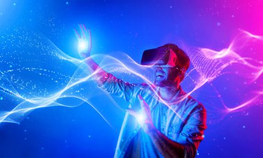 Akıllı adam veriye bakıyor ya da gözlük ya da VR kulaklık kullanarak büyük veri ya da sanal gerçekliğe bağlanıyor. Metastaz dünyasını keşfeden ve simüle edilmiş programa dokunan beyaz bir insan. Teknoloji. Sapma.