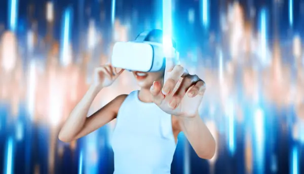 女性スタンドは 抽象的な光に囲まれたメタバース 将来の技術を接続する白いVrヘッドセットと袖口を身に着けています 彼女は仮想現実の指タッチホログラムオブジェクトを使用しています ホルシネーション — ストック写真