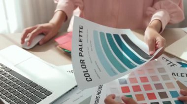 Grafik tasarımı için renk seçimi yapan ve beyin fırtınası yapan iki tasarımcının yavaş çekim çekimi ya da tasarım bürosunda kromatik danışmanlık hizmeti isteyen bir müşteri. Değiştirilmiş