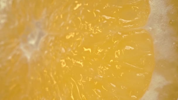 Dilimlenmiş Bir Portakalın Canlı Turuncu Renginde Makro Fotoğrafı Narenciye Meyvesinin — Stok video