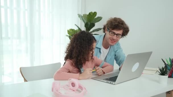 快乐的父亲一边指着手提电脑屏幕一边向非洲裔美国可爱的孩子解释工程技术提示 一边与电脑和耳机一起坐在桌旁 爸爸一起学习创造了人工智能 教育学 — 图库视频影像