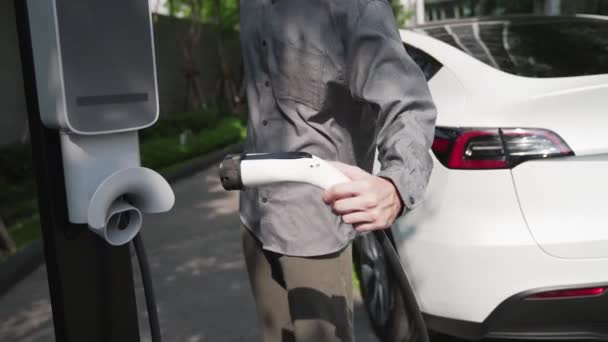 Медленное Движение Человек Подзарядки Электрический Автомобиль Аккумулятор Жилой Зарядной Станции — стоковое видео