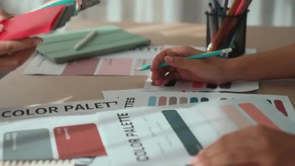 Χέρι Closeup Δύο Σχεδιαστών Brainstorming Και Επιλέγοντας Χρώμα Για Γραφικό — Αρχείο Βίντεο