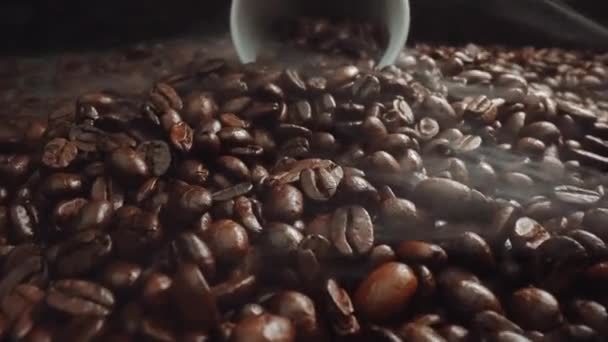 컵에서 떨어지는 커피의 씨앗의 연기가 콩에서 배경을 테이블에 뿌리는 더미의 — 비디오