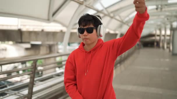 Slimme Aziatische Danser Luisteren Naar Hip Hop Muziek Tijdens Het — Stockvideo