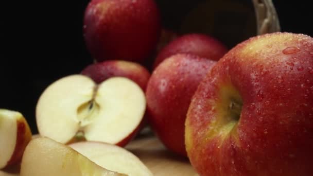 Макрографія Скибочки Свіжого Яблука Розташовані Обробній Дошці Вражаючому Чорному Тлі — стокове відео