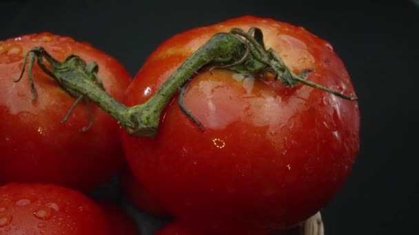 Macrografia Tomates Aninhados Dentro Uma Cesta Madeira Rústica São Exibidos — Vídeo de Stock