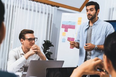 Analist ekibi toplantı odasındaki mali verileri analiz etmek için BI Fintech 'i kullanıyor. İş adamları iş görüşü ve stratejik pazarlama planlaması için BI 'ın torpido gözünü inceliyor. Tedbirli