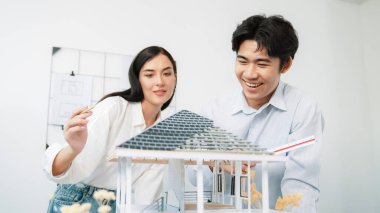 Modern ofiste cetvel ve kalem ölçme modeli çatı uzunluğu kullanan profesyonel, genç ve güzel mimar mühendisi. Yaratıcı tasarım ve takım çalışması konsepti. Tertemiz..