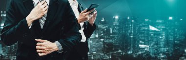 İş İletişimi Ağı Teknolojisi Kavramı çift Pozlama Görüntü - Modern cityscape arka plan akıllı telefon veya cep telefonu cihazı kullanan iş adamları.