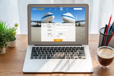 Online uçuş rezervasyon sitesi mod rezervasyon sistemi sağlar. Seyahat teknolojisi kavramı .