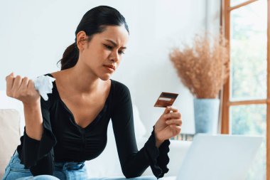 Stresli genç kadının kredi kartı borçlarıyla ilgili maddi sorunları var. En çok kötü kişisel para ve mortgage ödeme yönetimi krizi kavramını gösteriyor..