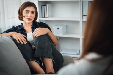 Psikolog, depresyon ya da hayattaki başarısızlıktan sonra keder tedavisi gören üzgün bir kadın. Hayal kırıklığına uğramış genç bir kadın klinikteki duygular hakkında bir psikologla konuşuyor.