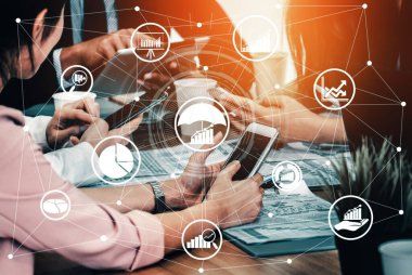 Ticari Yatırım Konsepti Risk Yönetimi ve Değerlendirmesi. Beklenmedik kayıpları kontrol etmek ve finansal güvenliği sağlamak için riskli plan analizinde stratejinin sembollerini gösteren modern arayüz. uds