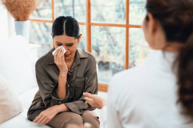 Ruh sağlığı için psikolog, depresyon ya da yaşam başarısızlığından sonra keder tedavisi gören üzgün bir kadın. Hayal kırıklığına uğramış genç bir kadın ofisteki duygular hakkında bir psikologla konuşuyor.