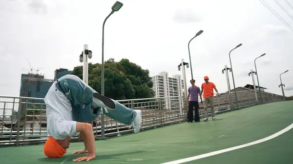 Briçte Dondurucu Poz Verirken Profesyonel Hippi Yürüyüşü Break Dansçı Hip — Stok fotoğraf