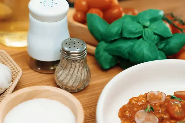 健康食品配料 特别菜单自制食用油 西红柿和调味品 放在木制桌子上 背景模糊不清 — 图库照片